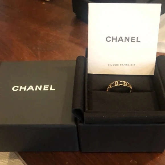 CHANEL Golden Ring - Picture 5 of 9